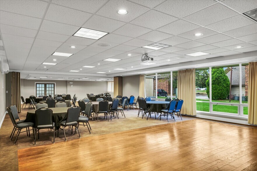 More Photos Of 1907 N Cunningham Ave, Urbana Hotel For Sale