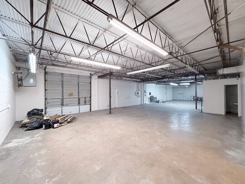 More Photos Of 511-513 W Rhapsody Dr, San Antonio Service For Lease