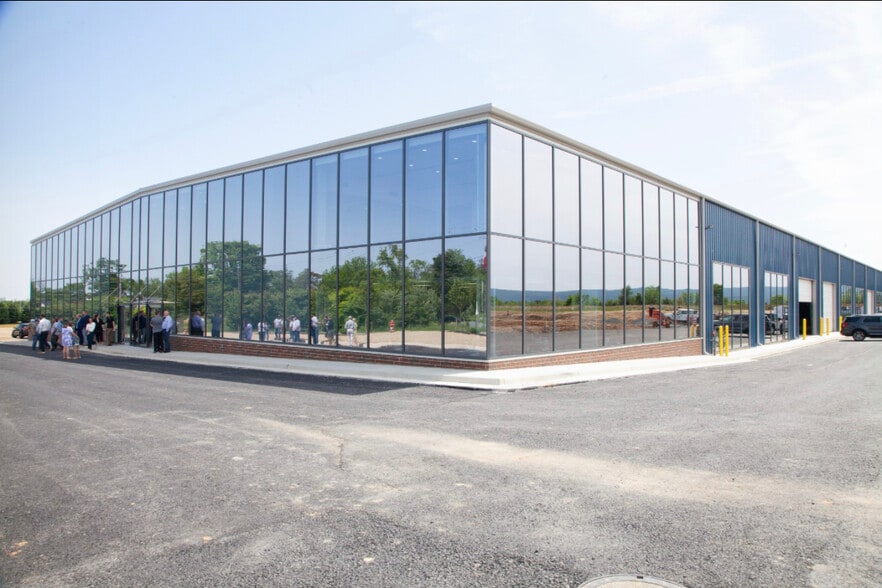 More Photos Of 418 Jack Enders Blvd, Berryville Warehouse For Lease