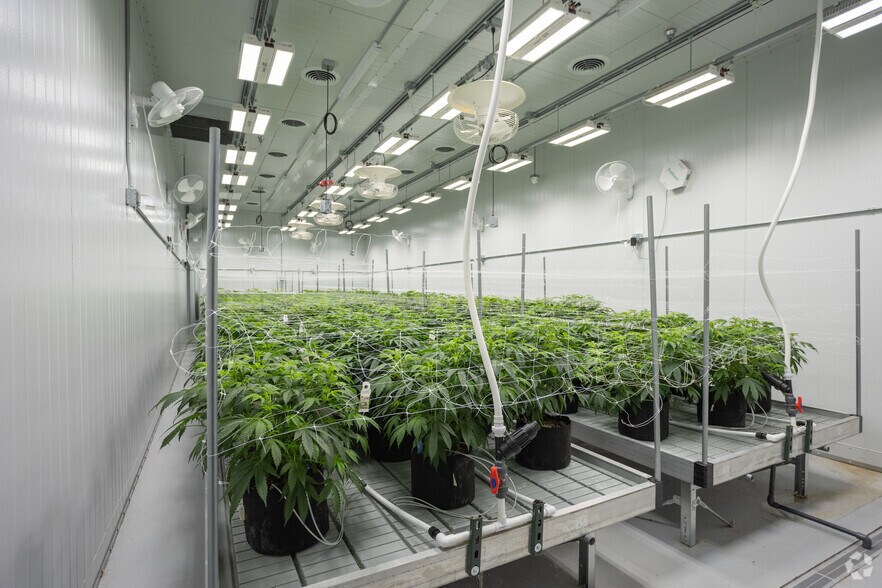 More Photos Of 901 Wayne St, Niles Warehouse For Lease