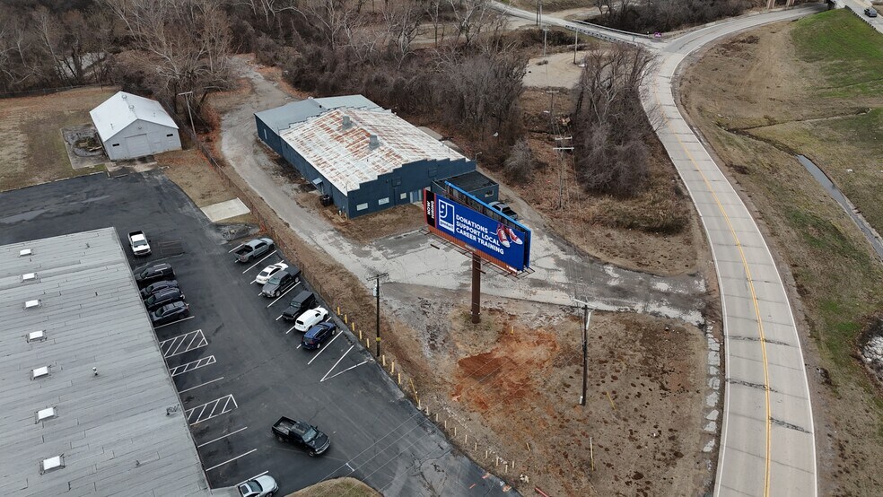 More Photos Of 920 W Skelly Dr, Tulsa Manufacturing For Lease