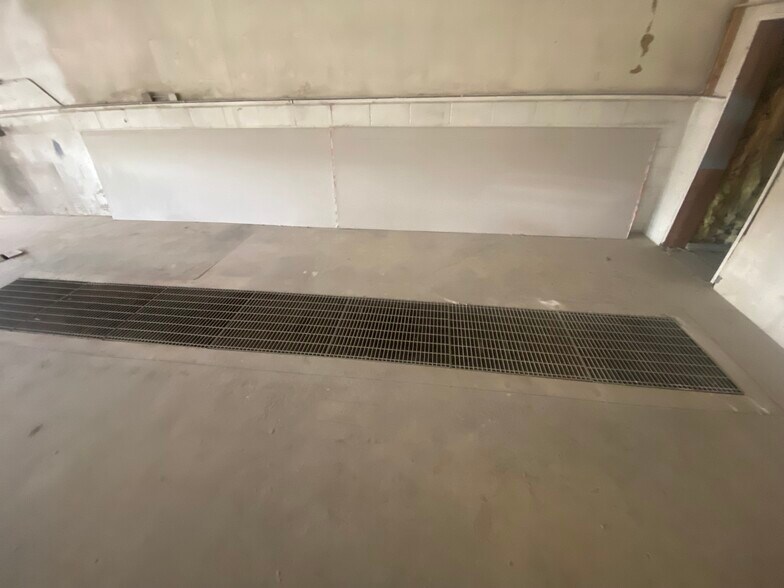 More Photos Of 295-297 37th St NE, Rochester Auto Repair For Lease