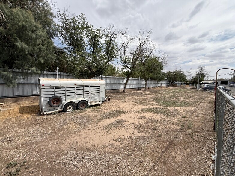 More Photos Of 7184 Alameda Ave, El Paso Veterinarian Kennel For Sale