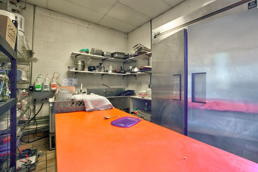 More Photos Of 2414 IL-23, Streator Flex For Sale