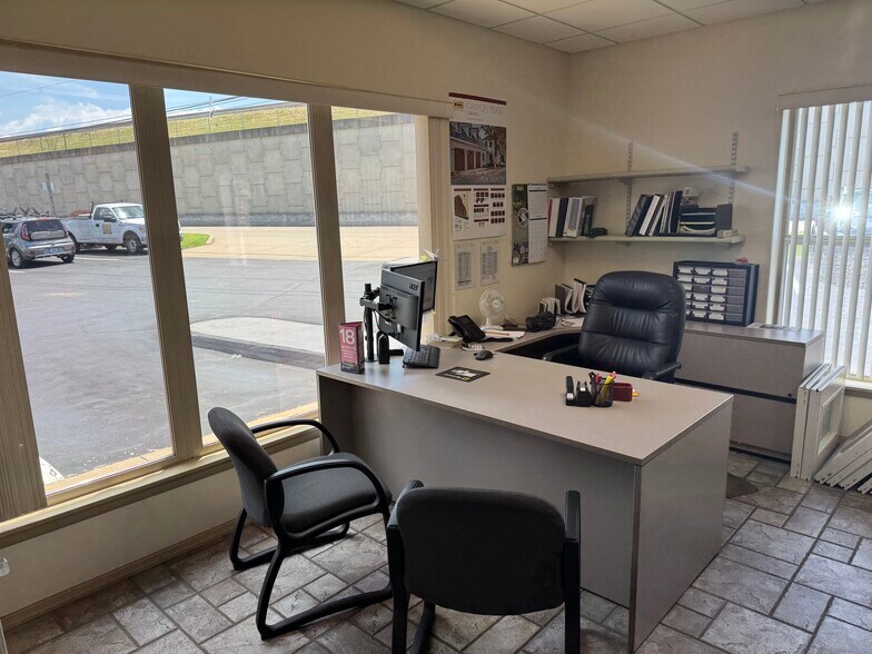 More Photos Of 3025 N Saint Peters Pky, Saint Peters Showroom For Sale