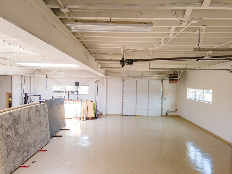 More Photos Of 1628-1630 Rand Rd, Des Plaines Showroom For Sale