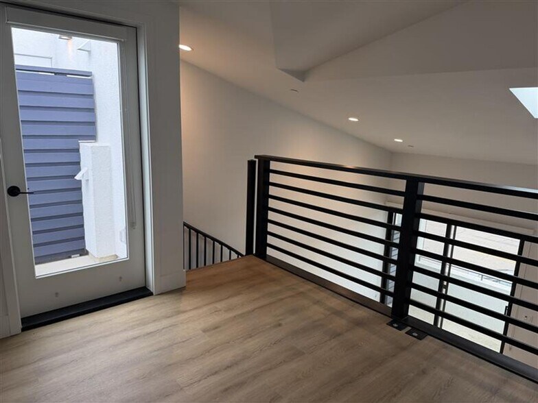 More Photos Of 7606 Girard Ave, La Jolla Apartments For Sale