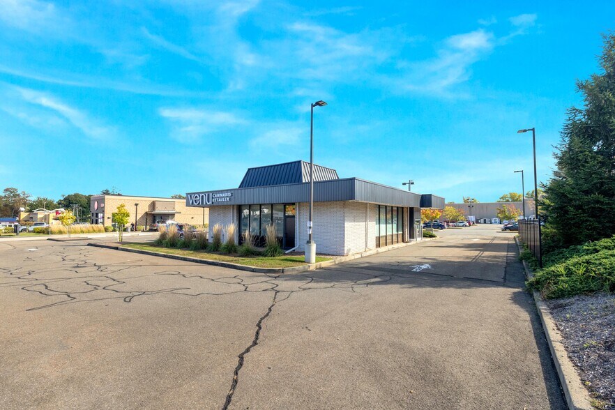 More Photos Of 895 Washington St, Middletown Freestanding For Sale