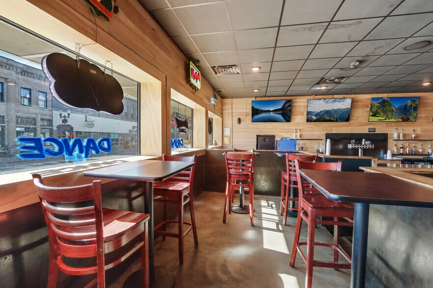 More Photos Of 631 S Broadway St, Menomonie Bar For Sale