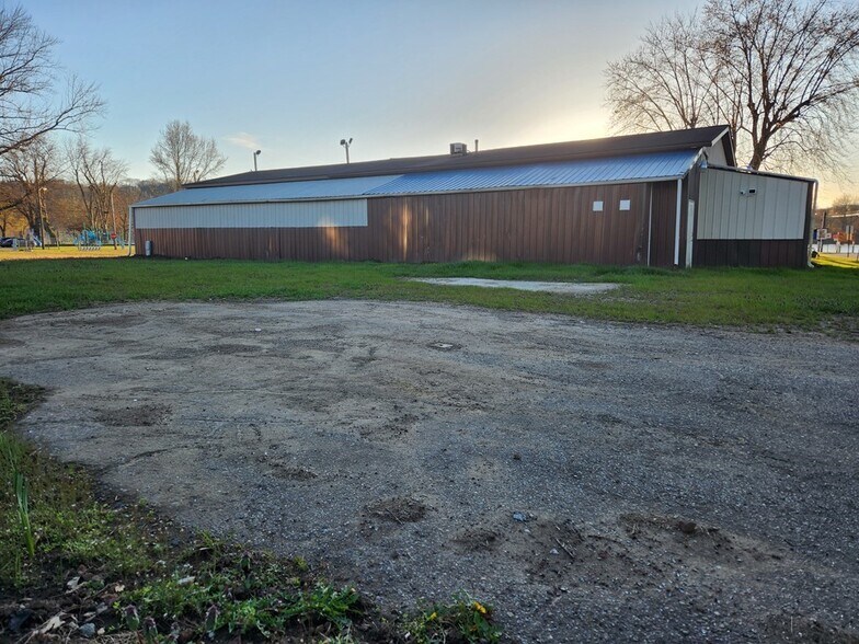 More Photos Of 107 13th St, Moundsville General Retail For Sale