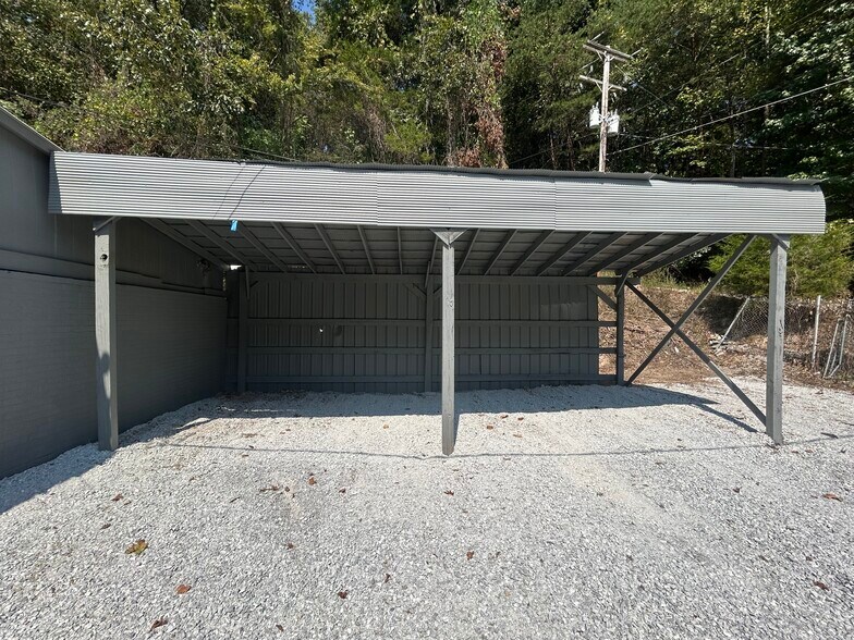 More Photos Of 453 Schmitt Rd, Rossville Warehouse For Lease