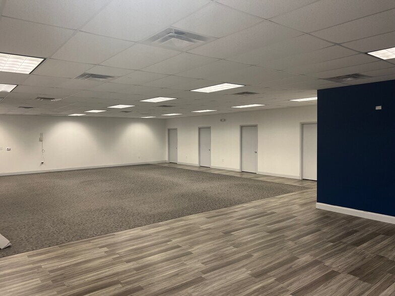 More Photos Of 15402 Dexler Dr, Austin Showroom For Lease