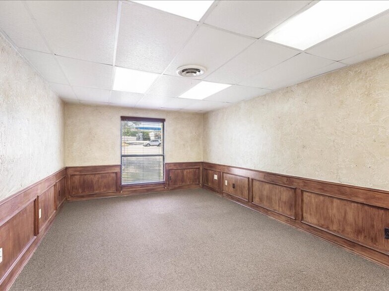 More Photos Of 2020 W Northwest Hwy, Grapevine Office For Lease