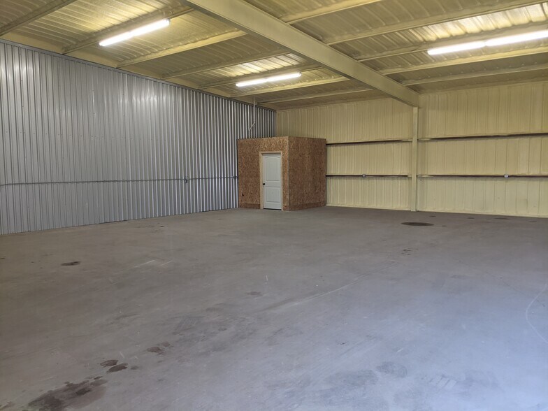 More Photos Of 18901 19th St, Bushland Warehouse For Lease