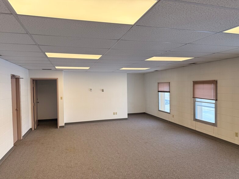 More Photos Of 2117 84 Av NW, Edmonton Light Manufacturing For Lease