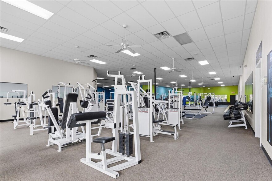 More Photos Of 15043 Main St, Alachua Showroom For Sale