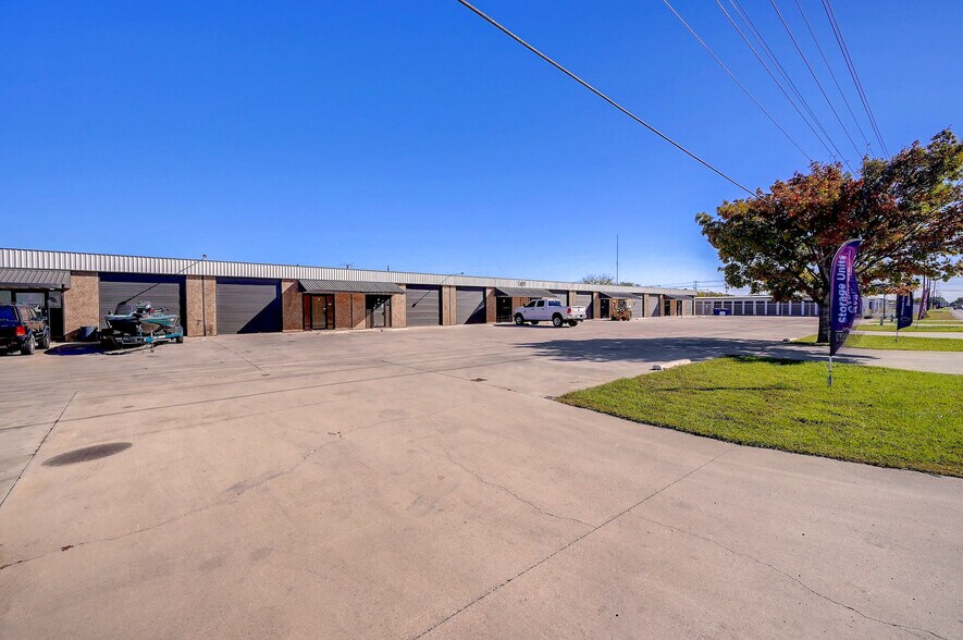 More Photos Of 1419 Fleming Dr, Seguin Flex For Sale
