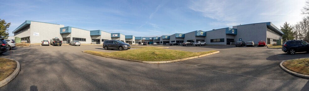 Primary Photo Of 33 Comac Loop, Ronkonkoma Light Manufacturing For Lease