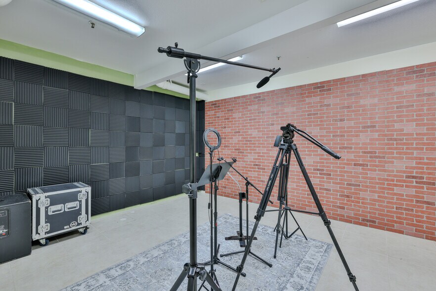 More Photos Of 400 E 4th St, Santa Ana General Retail For Lease