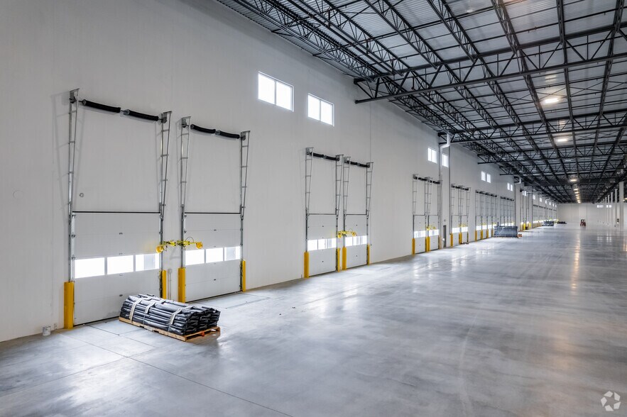 More Photos Of 9141 S 13th St, Oak Creek Warehouse For Lease