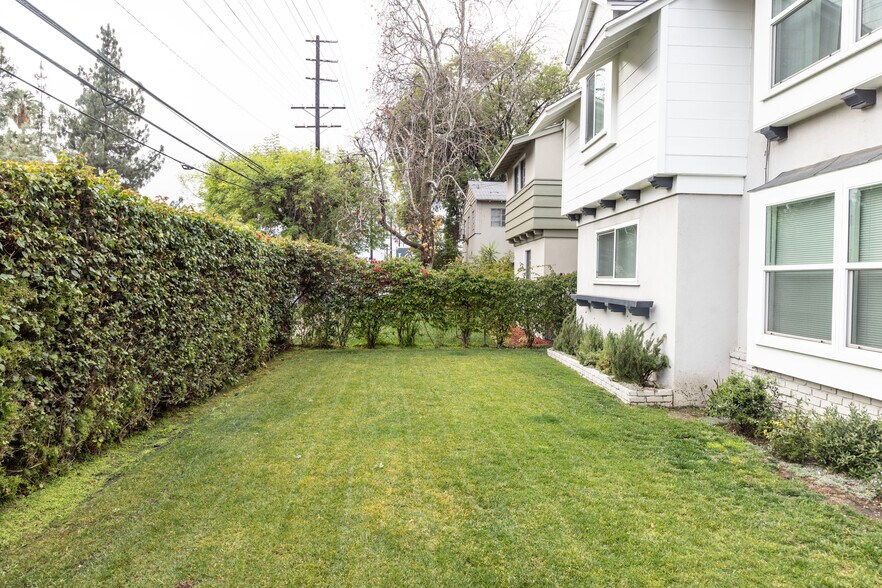 More Photos Of 16011 Victory Blvd, Van Nuys Apartments For Sale