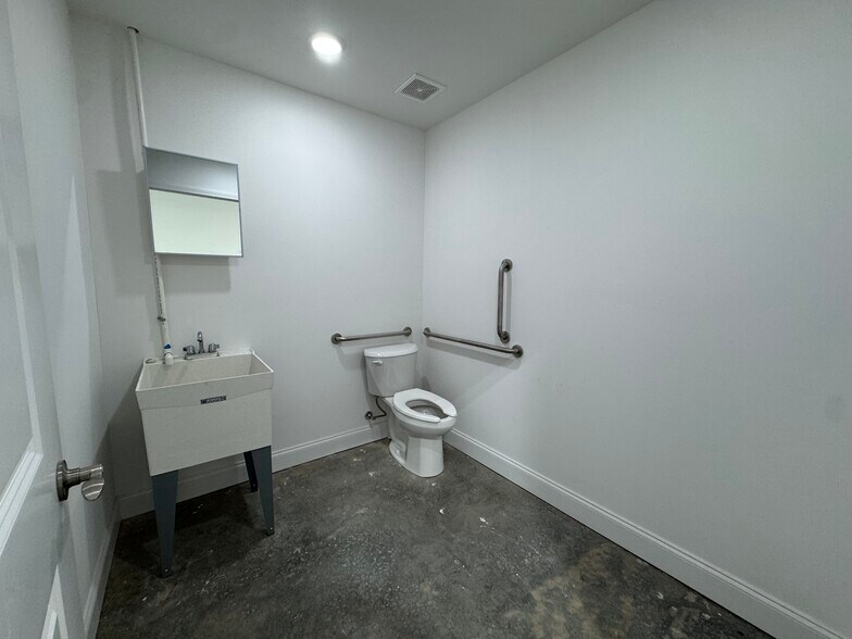 More Photos Of 2575 Louisville Rd, Bowling Green Light Distribution For Lease