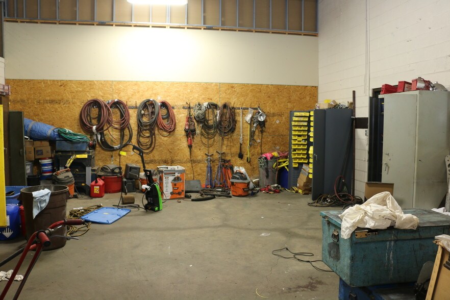 More Photos Of 28530 Reynolds St, Inkster Manufacturing For Lease