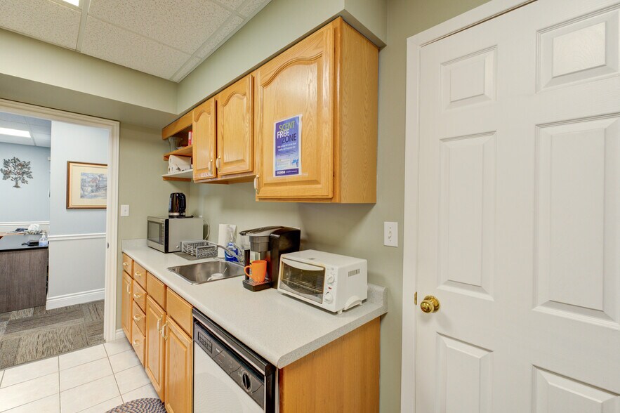More Photos Of 127 Charing Cross St, Brantford Office For Sale