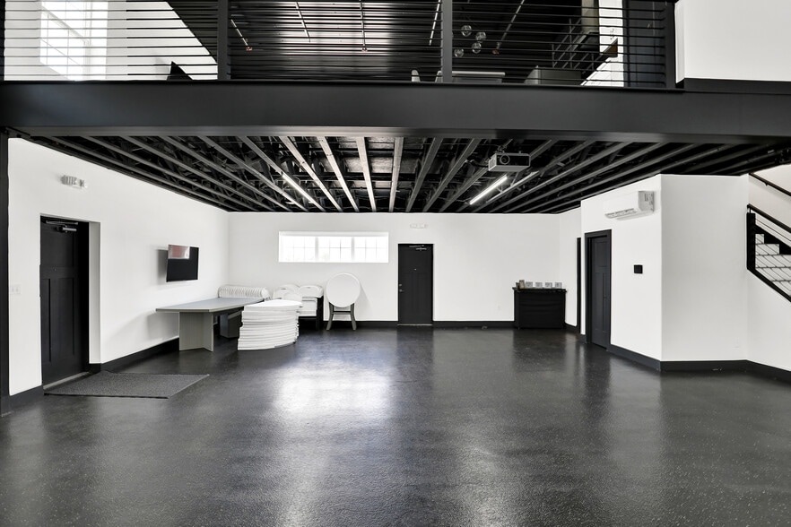 More Photos Of 17725 Motor District Cir, Carmel Showroom For Sale