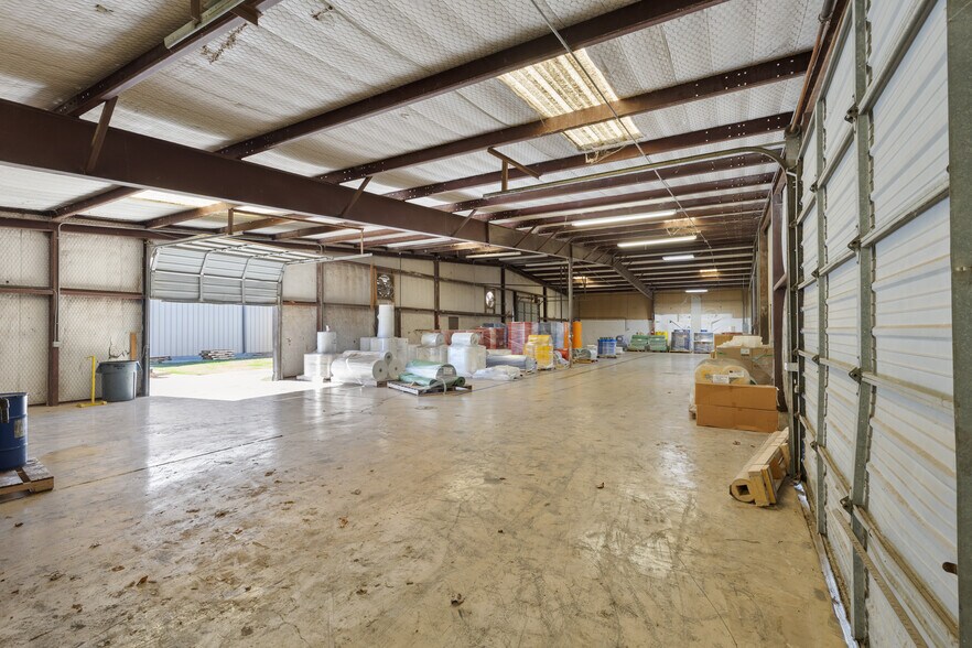More Photos Of 1200 N Commercial Blvd, Arlington Warehouse For Lease