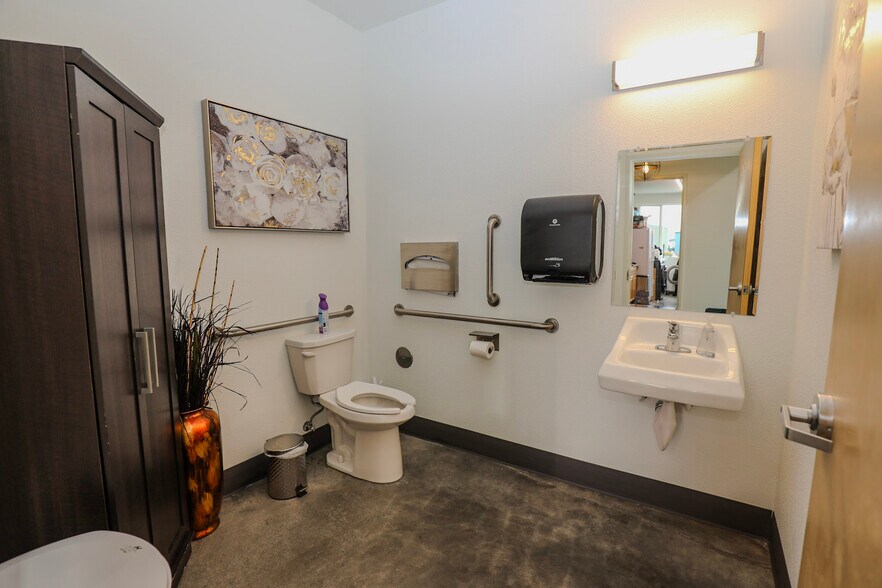 More Photos Of 135 NE Mill St, Grants Pass Storefront For Sale