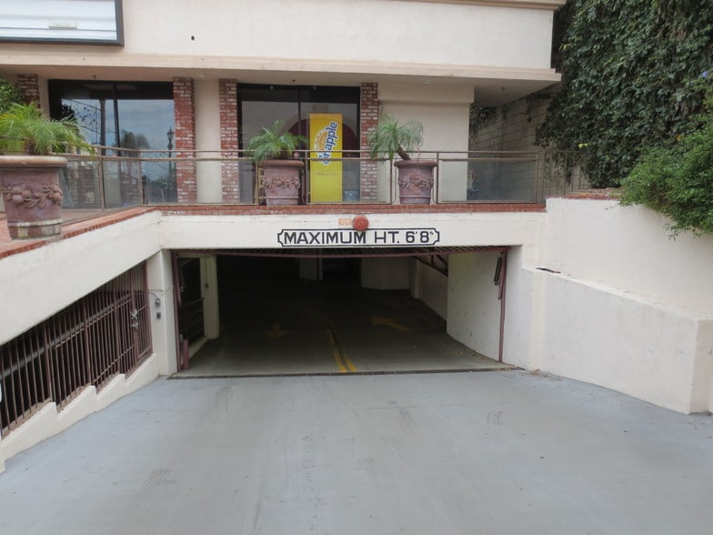 More Photos Of 15928 Ventura Blvd, Encino Storefront Retail Office For Lease