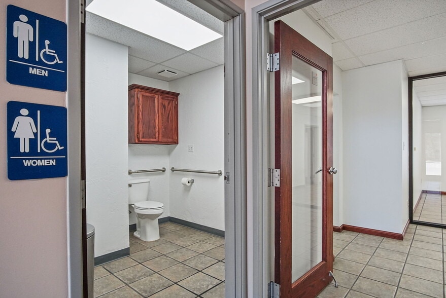 More Photos Of 2412 Palmer Cir, Norman Office For Sale