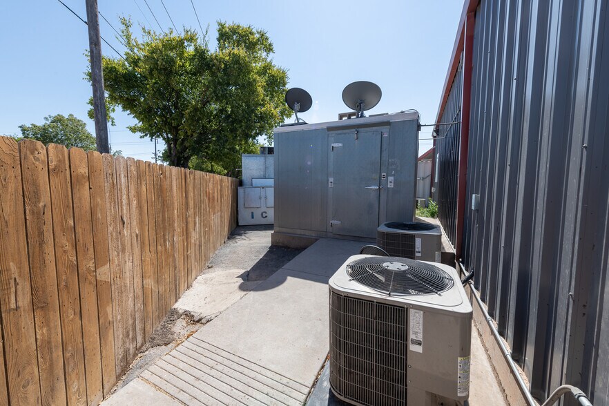 More Photos Of 1402 Old Iowa Park, Wichita Falls Specialty For Lease