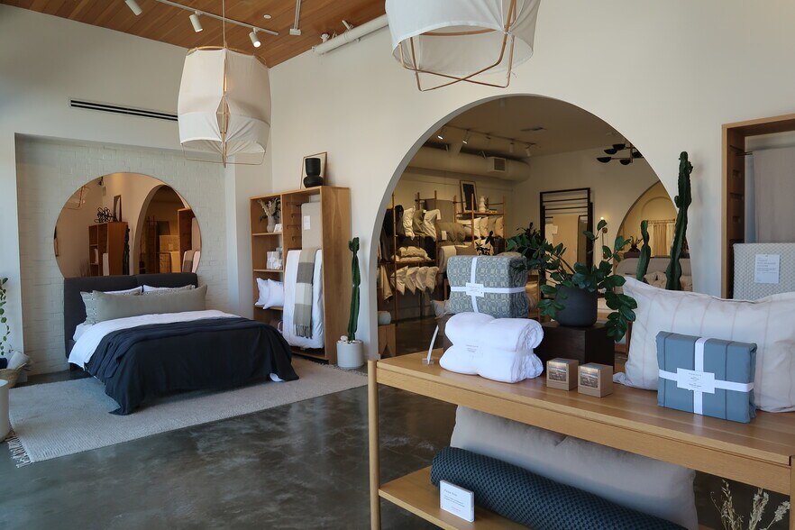 More Photos Of 540-542 Rose Ave, Venice Storefront Retail Residential For Lease