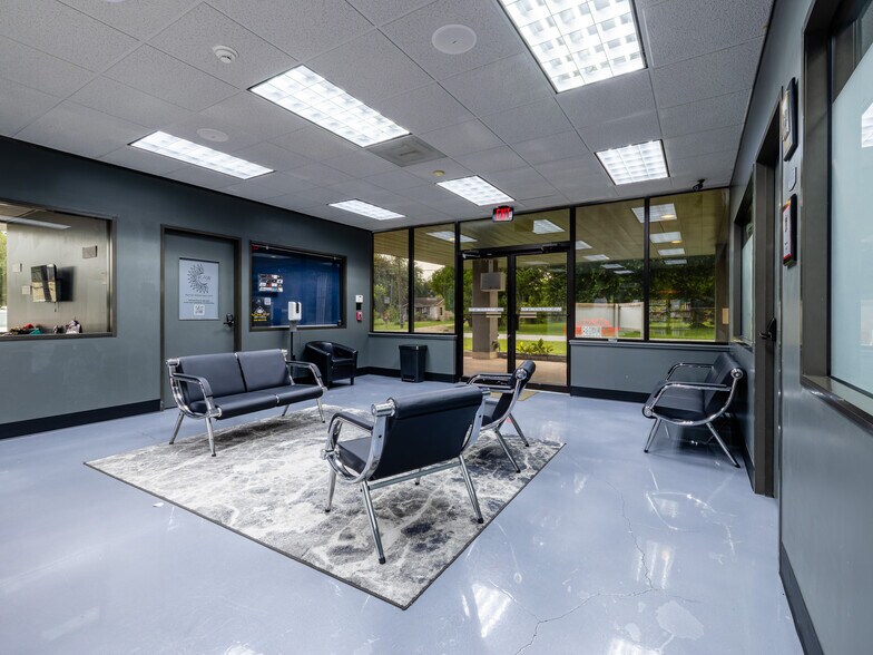 More Photos Of 321 S Persimmon St, Tomball Manufacturing For Lease