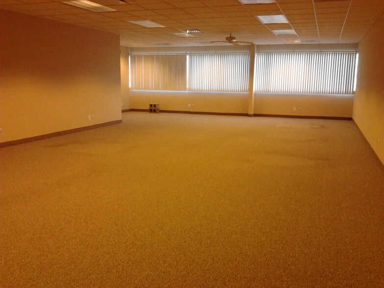 More Photos Of 5402 Gateway Ctr, Flint Office For Lease