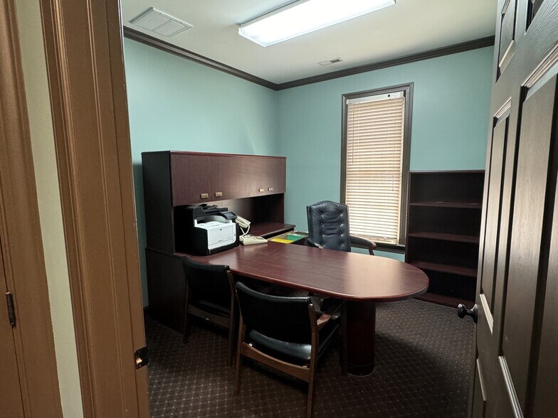 More Photos Of 2413 Robeson St, Fayetteville Office For Lease