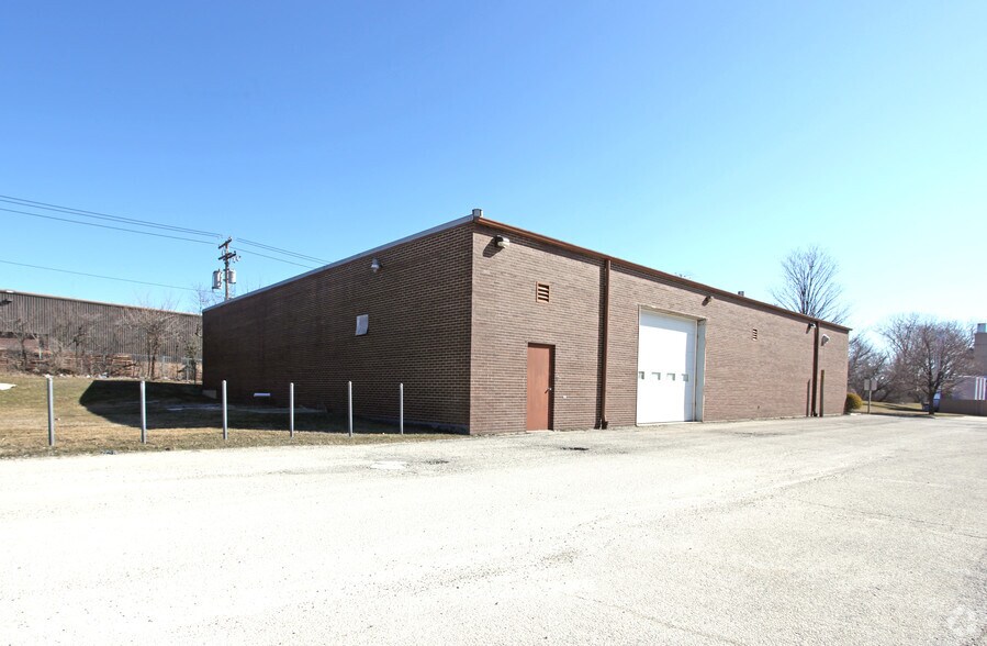 More Photos Of 315 Industrial Dr, St Charles Warehouse For Lease