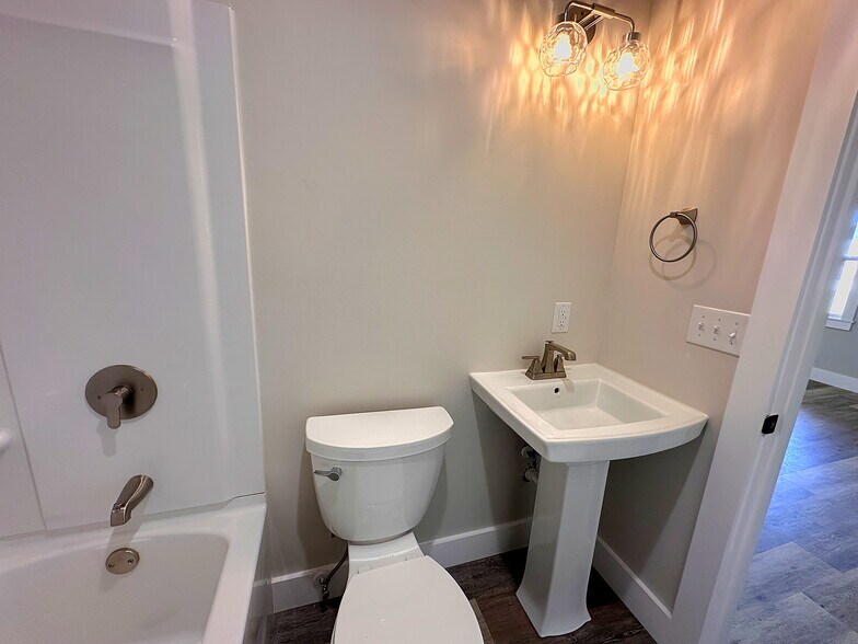 More Photos Of 5735 Fallston Rd, Lawndale Flex For Sale