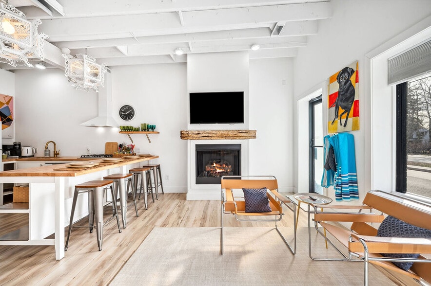 More Photos Of 13662 Red Arrow Hwy, Harbert Hotel For Sale