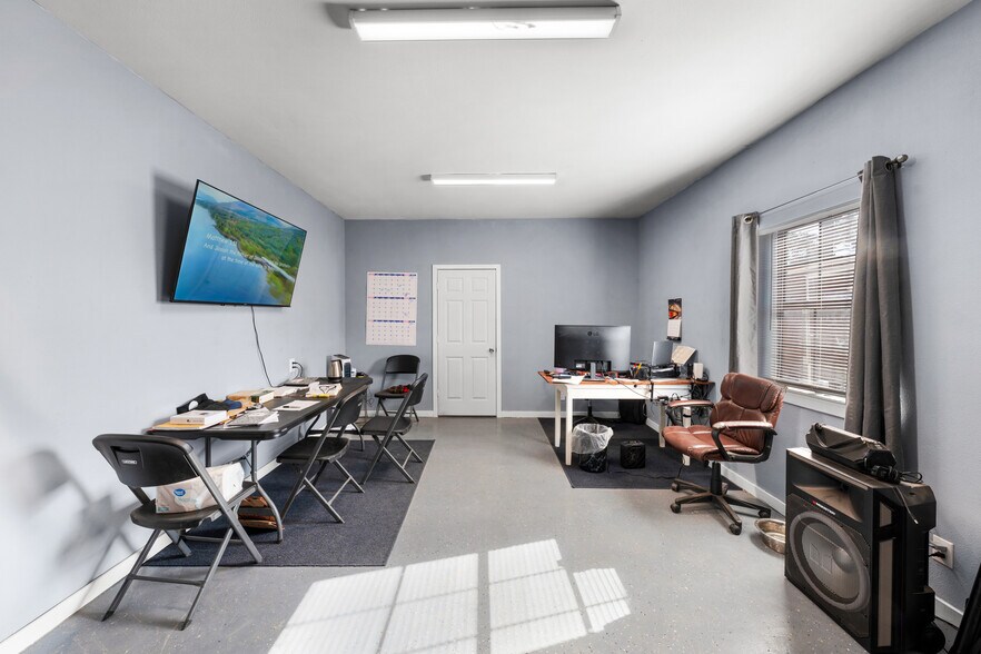 More Photos Of 18508 US Highway 69 N, Lindale Warehouse For Sale