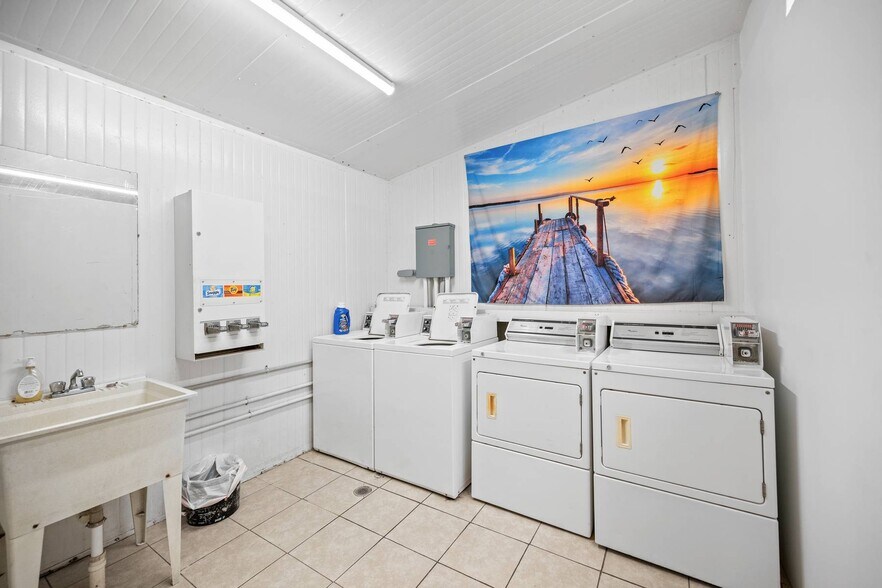 More Photos Of 1485 Lakeview Dr, Deland Hotel For Sale