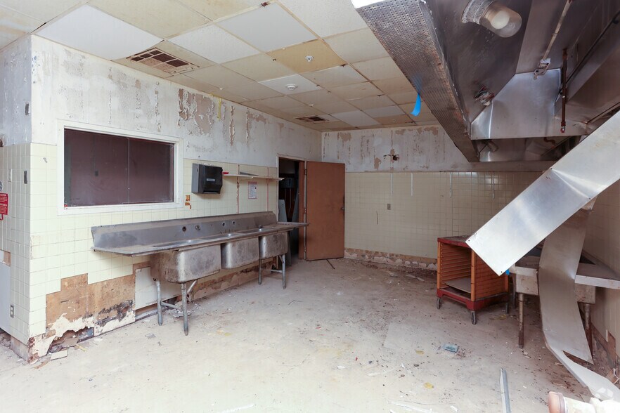 More Photos Of 2050 State Highway 31, Athens Showroom For Lease