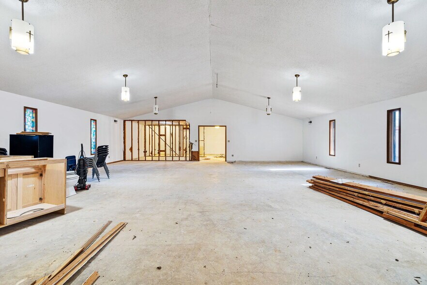 More Photos Of 115 N 8th St, Yukon Religious Facility For Sale