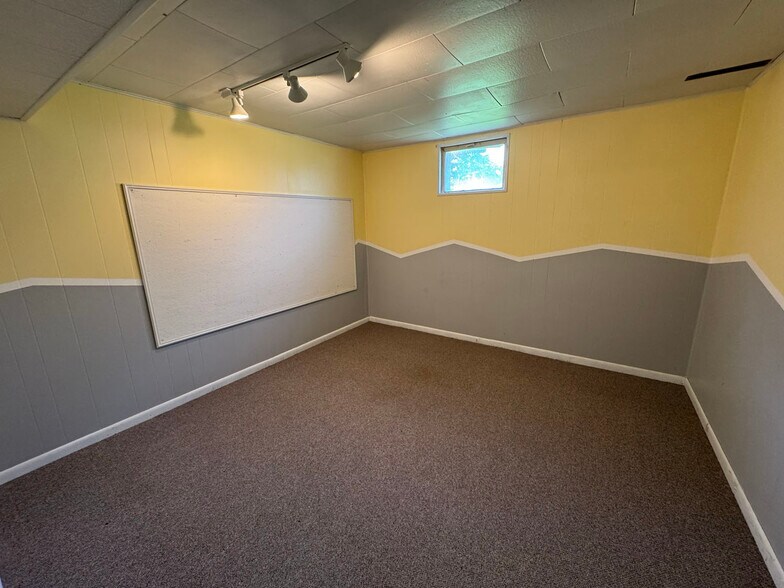 More Photos Of 402 S 7th St E, Riverton Flex For Sale