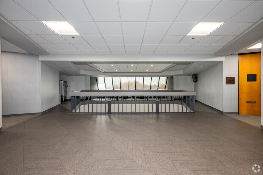 More Photos Of 8777 Purdue Rd, Indianapolis Office For Lease
