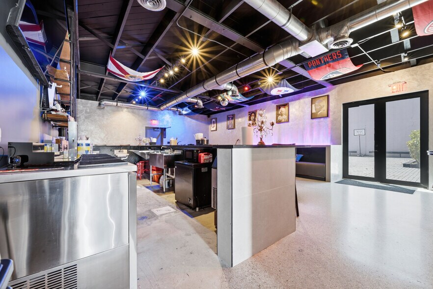 More Photos Of 527 N Dixie Hwy, Lake Worth Bar For Sale