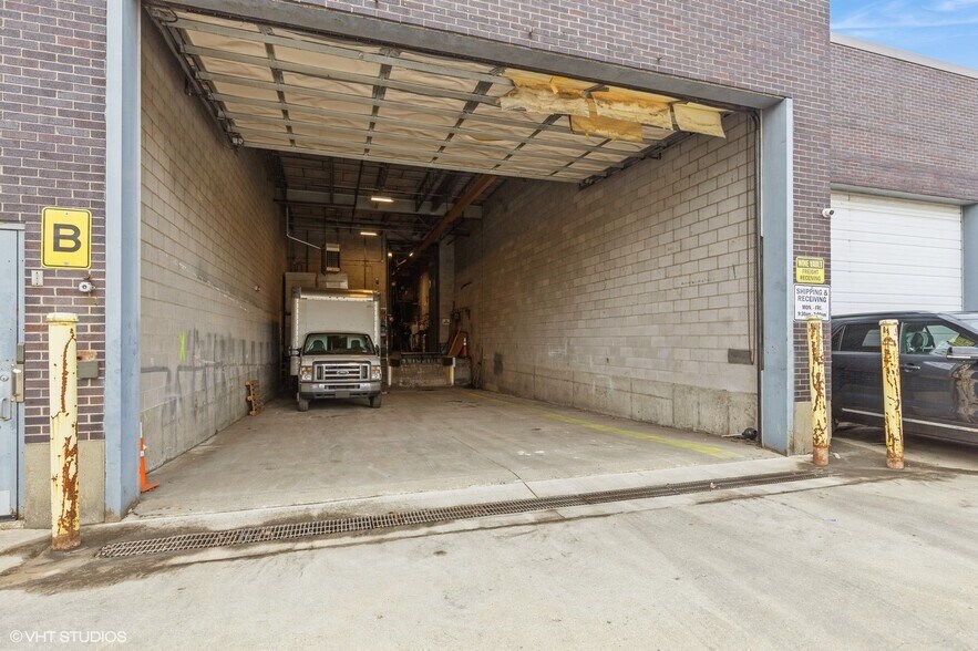 More Photos Of 5900 Howard St, Skokie Warehouse For Lease