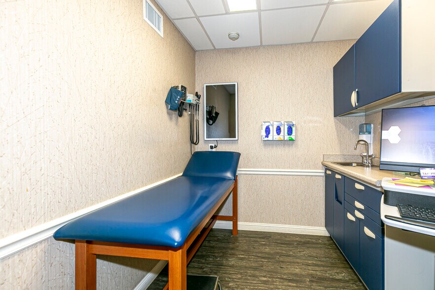 More Photos Of 986-990 Sunrise Hwy, Babylon Medical For Sale
